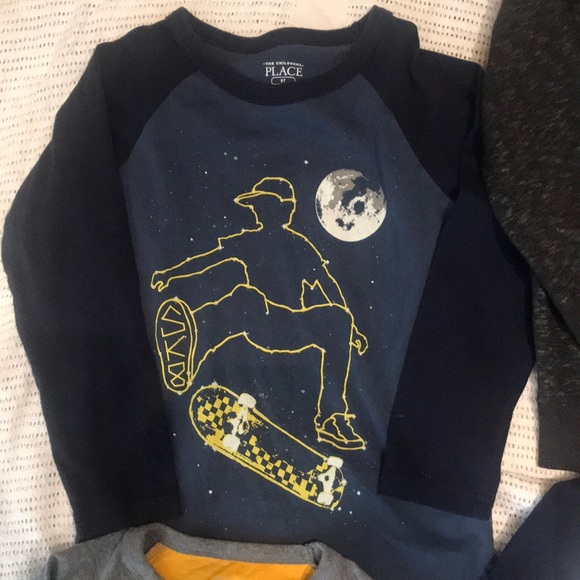 BUNDLE!!•BUNDLE!!•BUNDLE!!• 4 Shirts with 2 Jeans - Picture 5 of 7